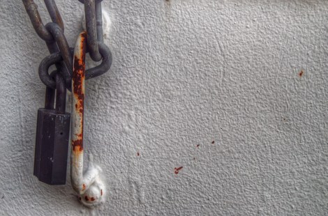 Padlocked door - photo Björn Rudberg