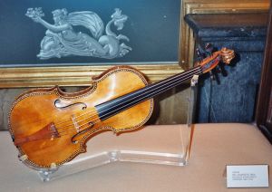 800px-Stradivarius_violin,_Palacio_Real,_Madrid