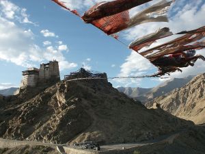 800px-Gebetsflaggen-tsemo-gompa-leh