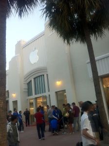 IPad2_queue,_Miami_Beach